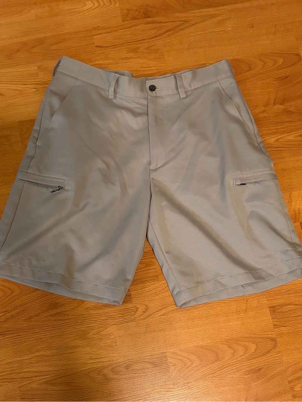 Izod Men's Light Gray Cargo Shorts with Zip Pockets